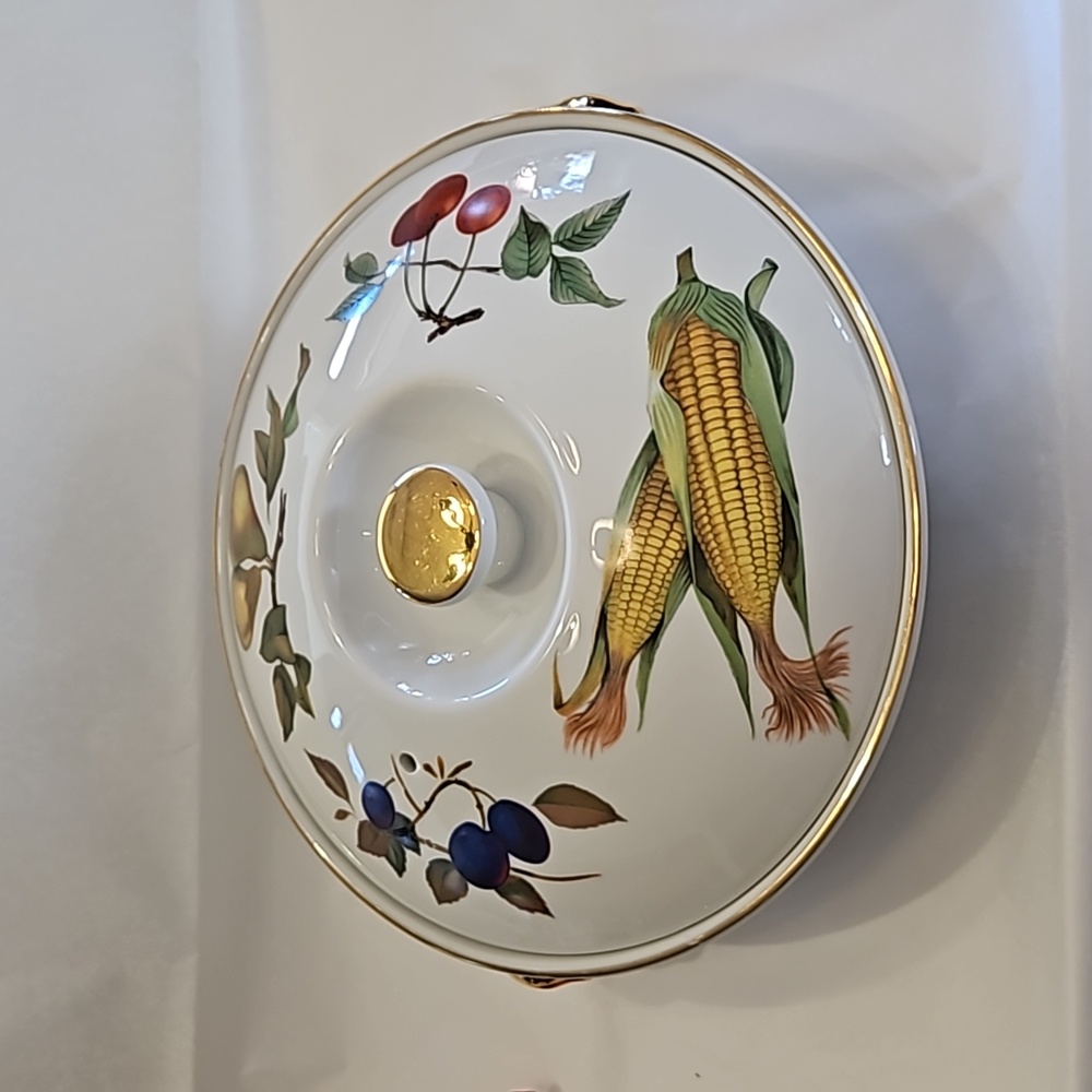 Evesham Gold Covered Casserole.